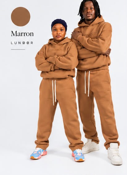Ensemble de survêtement Lunøør marron, porté par elle et lui