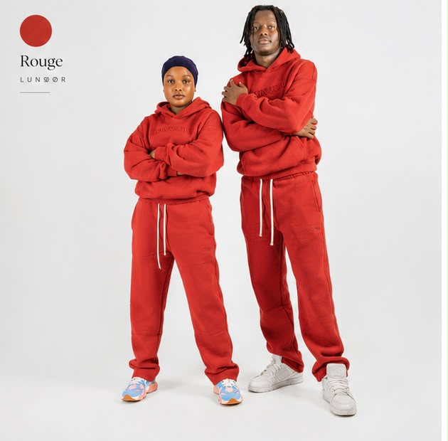 Ensemble de survêtement Lunøør rouge, porté par elle et lui